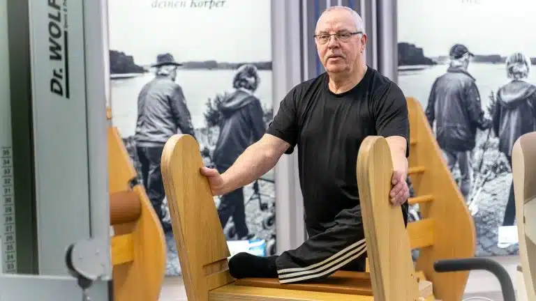 Beweglichkeitszirkel – Dehnübung auf der Gymnastikmatte im Vitalis Gesundheitszentrum