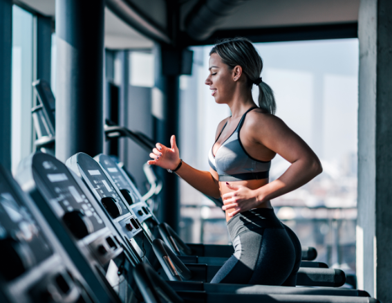 Moderne Laufbänder im Cardio-Bereich von Actiwita Fitness Bonn