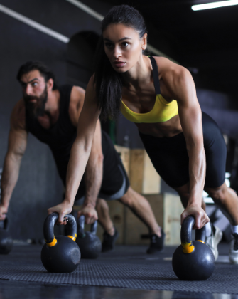 Freihantelbereich mit Kurzhanteln und Langhanteln bei Actiwita Fitness Bonn